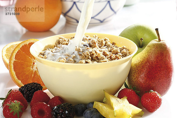 Müsli mit Früchten und Milch  Himbeeren  Erdbeeren  Birne  Apfel  Orangen  Karambole