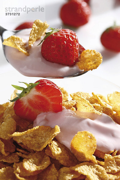 Cornflakes mit Erdbeeren und Joghurt