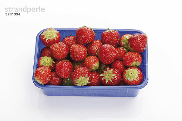 Erdbeeren im Plastikschälchen