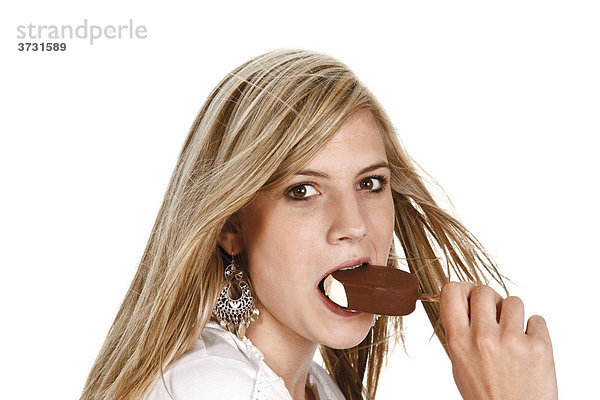 Junge Frau isst Eis am Stiel