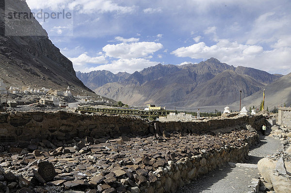 Manisteine mit Matras auf einer Manimauer in der Oase Hundar  Nubratal  Ladakh  Jammu und Kashmir  Nordindien  Indien  Asien