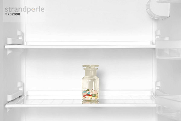 Leererer Kühlschrank mit Vitamintabletten