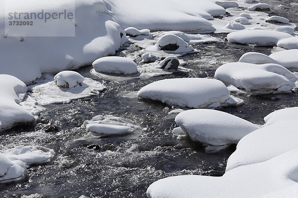Verschneite Steine im Fluss Trisanna  Paznauntal  Paznaun  Tirol  Österreich