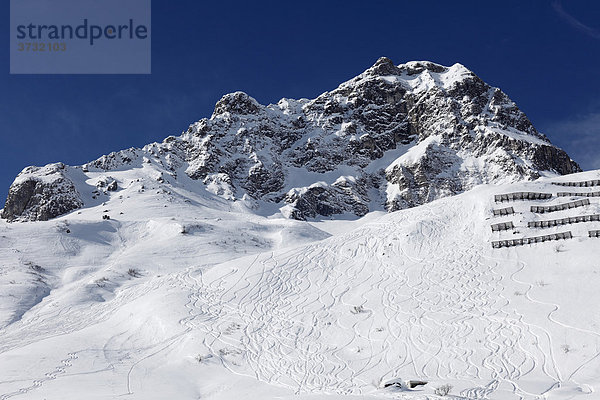 Skispuren im Tiefschnee  Roßkopf bei Zürs  Vorarlberg  Österreich