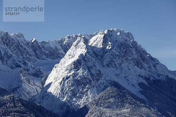 Wettersteingebirge mit Waxenstein  Mitte  und Zugspitze  rechts  Blick von Garmisch-Partenkirchen  Werdenfelser Land  Oberbayern  Bayern  Deutschland