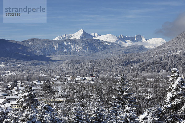 Blick über Garmisch-Partenkirchen  hinten: Lechtaler Alpen mit Daniel  Werdenfelser Land  Oberbayern  Bayern  Deutschland