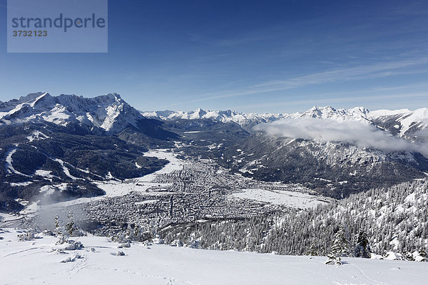 Garmisch-Partenkirchen  mit Zugspitze  links  und Kramer  rechts  Blick vom Wank  Werdenfelser Land  Oberbayern  Bayern  Deutschland