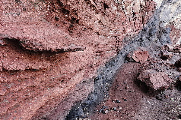 Lavagestein-Schichten an Playa de Nogales  Puntallana  La Palma  Kanaren  Kanarische Inseln  Spanien