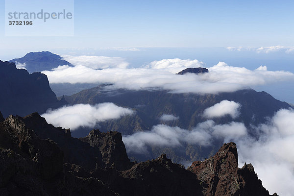 Blick von Pico de la Cruz über Cumbre Vieja  links  und Pico Bejenado  rechts  Nationalpark Caldera de Taburiente  La Palma  Kanarische Inseln  Kanaren  Spanien Caldera de Taburiente Nationalpark