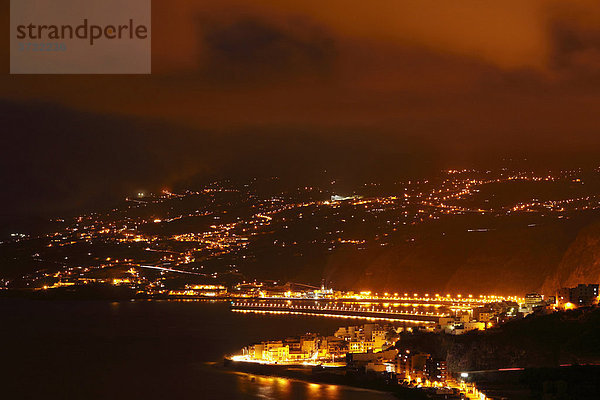 Blick über Santa Cruz de la Palma bei Nacht  La Palma  Kanarische Inseln  Kanaren  Spanien