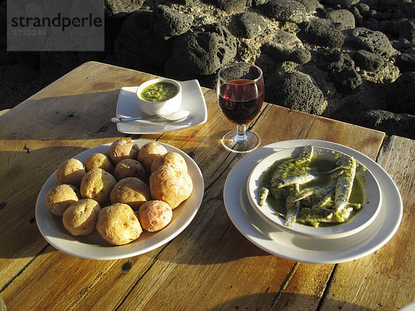 Tapas mit Rotwein  Papas arugadas und Boquerones  La Palma  Kanarische Inseln  Kanaren  Spanien