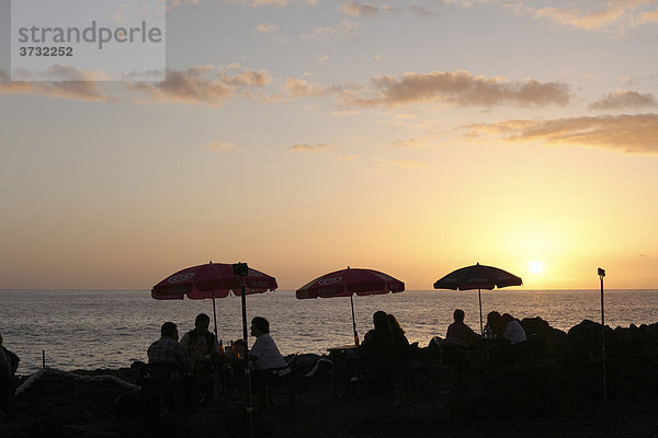 Sonnenuntergang am Meer  Restaurant-Terrasse in La Bombilla  La Palma  Kanarische Inseln  Kanaren  Spanien