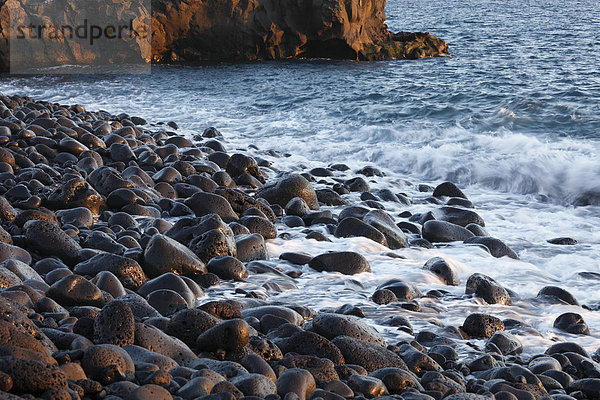 Runde Steine am Strand in Bombilla  La Palma  Kanarische Inseln  Kanaren  Spanien