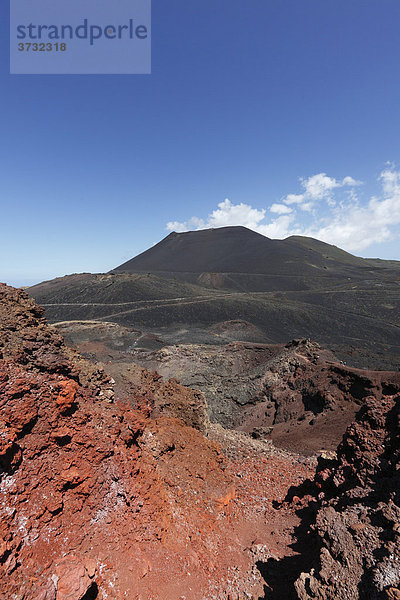 Vulkane TeneguÌa  vorne  und San Antonio  hinten  La Palma  Kanaren  Kanarische Inseln  Spanien  Europa