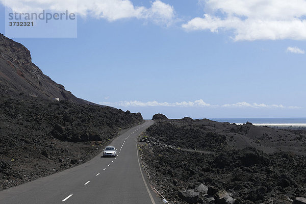 Landstraße durch schwarzes Lavafeld bei Fuencaliente  La Palma  Kanaren  Kanarische Inseln  Spanien  Europa