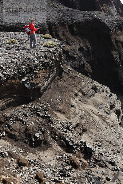 Frau mit Rucksack am Kraterrand  Vulkan Hoyo Negro  Ruta de los Volcanes  Vulkanroute  La Palma  Kanaren  Kanarische Inseln  Spanien  Europa