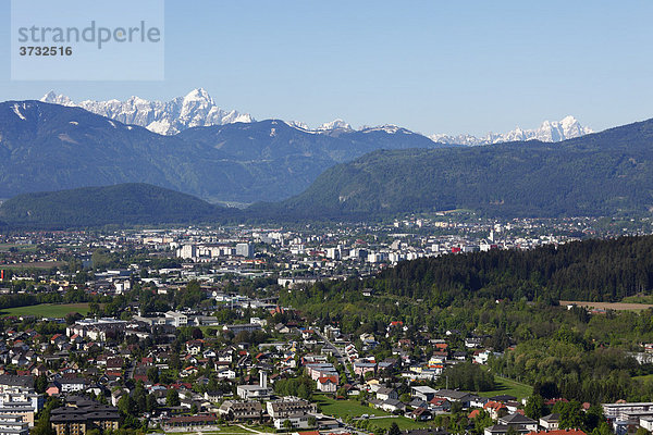 Blick von Burgruine Landskron über Villach und Karawanken  Kärnten  Österreich  Europa