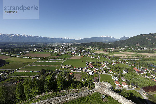 Blick von Burgruine Landskron über Villach  Karawanken und Villacher Alpe  Kärnten  Österreich  Europa