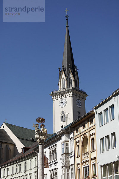 Hauptplatz mit Dreifaltigkeitssäule und Pfarrkirche St. Jakob  Villach  Kärnten  Österreich  Europa