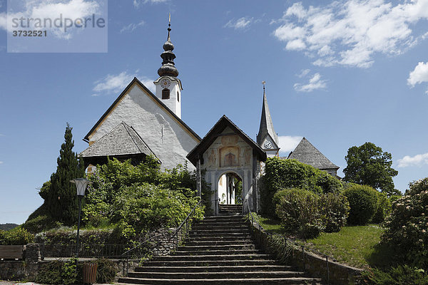 Rosenkranzkirche und Pfarrkirche  hinten  in Maria Wörth am Wörthersee  Kärnten  Österreich  Europa