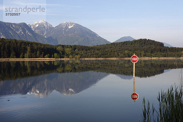 Turnersee  Stopschild  Karawanken  Kärnten  Österreich  Europa