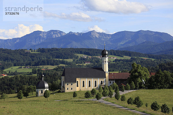 Wallfahrtskirche Wilparting  Irschenberg  Voralpenland  hinten Mangfallgebirge  Oberbayern  Bayern  Deutschland  Europa