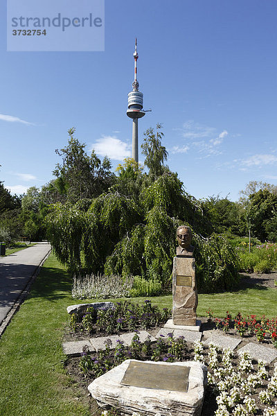 Salvador Allende Denkmal und Donauturm im Donaupark  Wien  Österreich  Europa