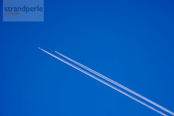 Zwei Flugzeuge weit oben am blauen Himmel