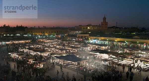 Djemaa el Fna  der weltberühmte mittelalterliche Marktplatz  Djemaa el Fna  Medina  Marrakesch  Marokko  Nordafrika
