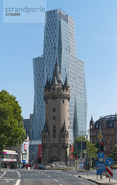 Eschenheimer Turm  Stadttor der spätmittelalterlichen Frankfurter Stadtbefestigung  Wahrzeichen der Stadt Frankfurt  hinten der 135 Meter hohe Büroturm  Projekt Palais Quartier  Thurn-und-Taxis-Platz  teil des Projektes Frankfurt Hoch Vier  Frankfurt  Hessen  Deutschland  Europa