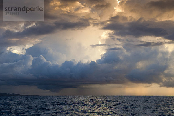 Sturm  Regenschauer und Gewitter über dem Meer