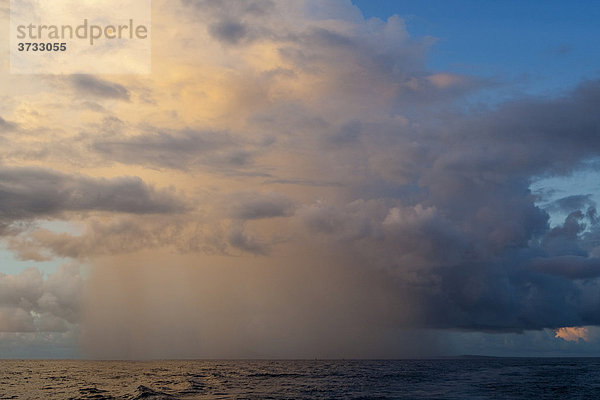 Sturm  Regenschauer und Gewitter über dem Meer