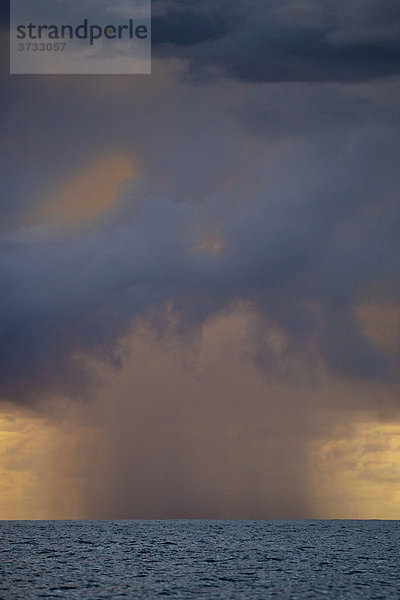 Sturm  Regenschauer und Gewitter über dem Meer