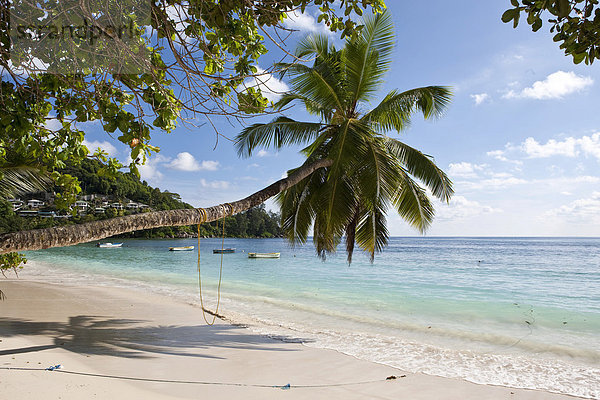 Eine einsame Bucht bei Baie Lazare  hinten das Lazare Picault Hotel  Insel Mahe  Seychellen  Indischer Ozean  Afrika
