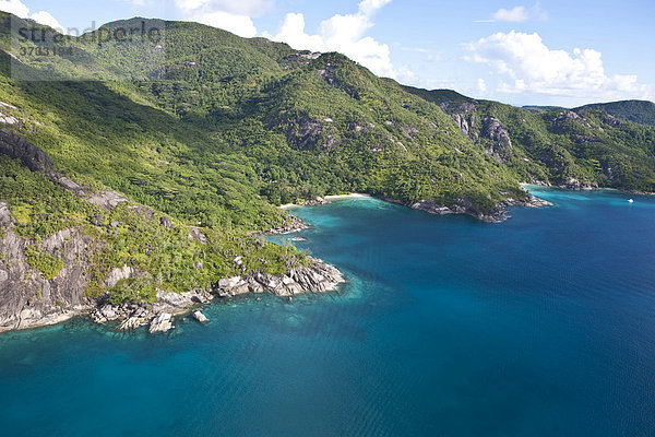 Die Küste von Anse Major mit den typischen Granitfelsen der Seychellen  Insel Mahe  Seychellen  Indischer Ozean  Afrika