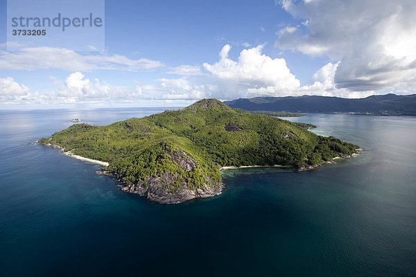Die Insel Ile Moyenne  hinten die Insel Mahe  Seychellen  Indischer Ozean  Afrika