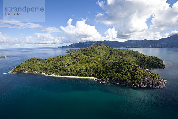 Die Insel Ile Moyenne  hinten die Insel Mahe  Seychellen  Indischer Ozean  Afrika