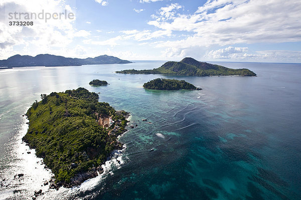 Die Inseln Ile Lounge und hinten die Inseln Ile Ronde und Ile Moyenne vor der Insel Mahe  Seychellen  Indischer Ozean  Afrika