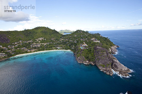 Blick auf das Luxusresort Maya an der Küste vor dem Strand Anse Liberte  Insel Mahe  Seychellen  Indischer Ozean  Afrika