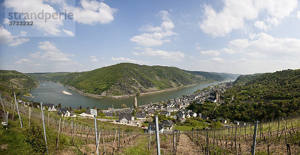 Blick auf das Weinstädtchen Oberwesel am Rhein  mit dem Weingut Winfried Persch  dem Ochsenturm  mit der Kirche St Martin und der Liebfrauenkirche  hinten Schloss Schönburg  Oberwesel  Rhein-Hunsrück-Kreis  Rheinland-Pfalz  Deutschland  Europa