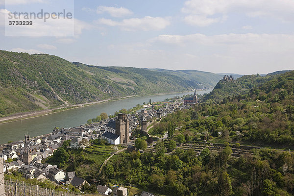 Blick auf das Weinstädtchen Oberwesel am Rhein  mit der Kirche St Martin und der Liebfrauenkirche  hinten Schloss Schönburg  Oberwesel  Rhein-Hunsrück-Kreis  Rheinland-Pfalz  Deutschland  Europa