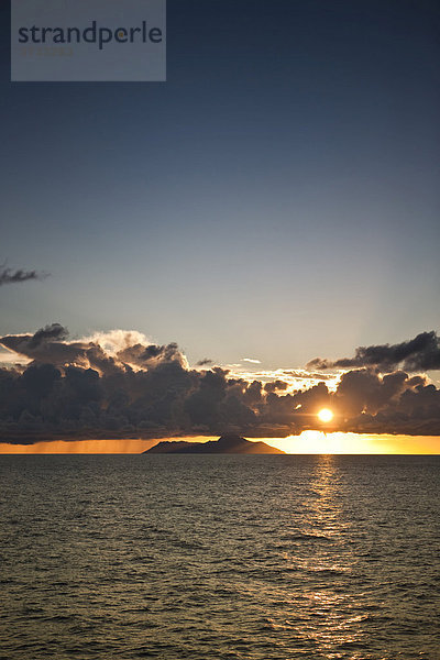 Sonnenuntergang hinter der Insel Silhouette  Insel La Digue  Seychellen  Indischer Ozean  Afrika