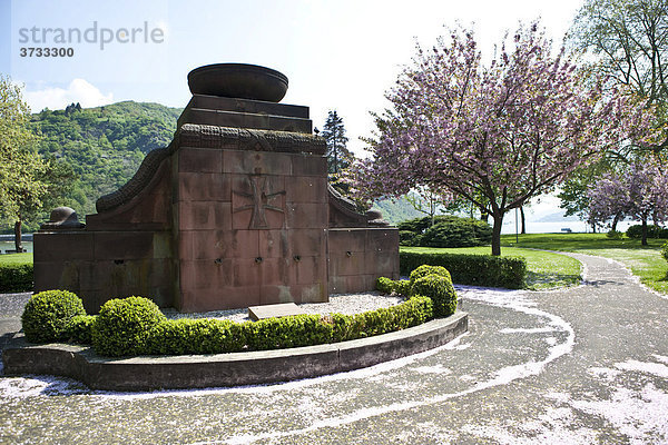 Denkmal der Opfer von Krieg und Gewaltherrschaft  Bacharch  Unesco-Welterbe Oberes Mittelrheintal  Bacharach  Rheinland Pfalz  Deutschland  Europa