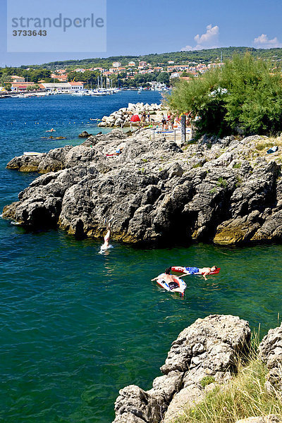Baden in der Bucht  Stadt Krk  Insel Krk  Kroatien