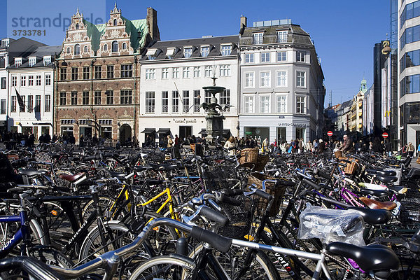 Straßenszene mit Fahrrädern  Kopenhagen  Dänemark