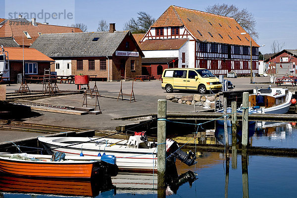 Der idyllische Hafen der kleinen Stadt Lundeborg  Fünen  Dänemark  Europa