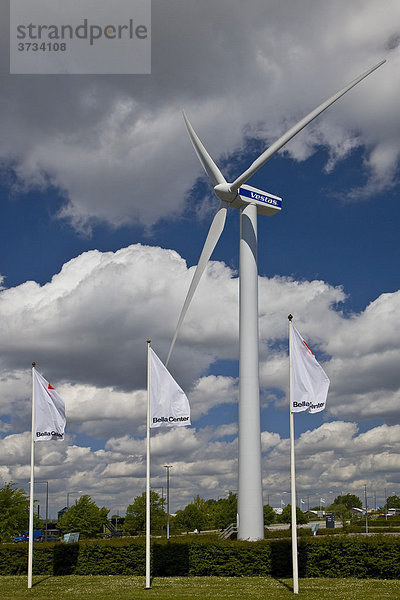 Windturbine an der Messe- und Kongreßhalle Bella Center in Kopenhagen  Dänemark  Europa