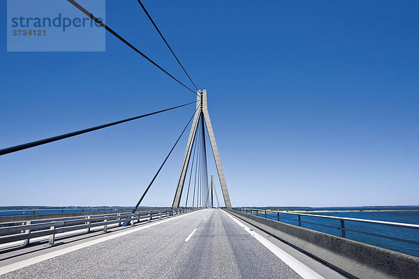 Über die Faro-Brücke zwischen Seeland und Falster in Dänemark  Europa