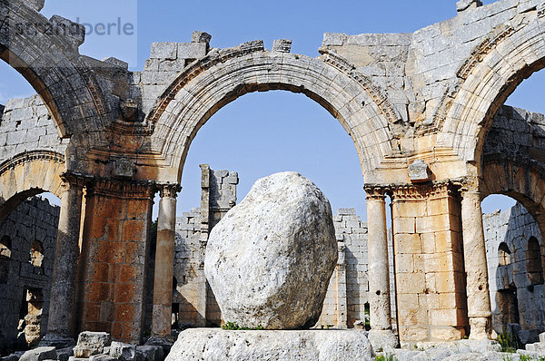 Stein des Säulenheiligen Heiliger Simeon im Simeonskloster Quala'at Samaan  Tote Städte  Syrien  Asien