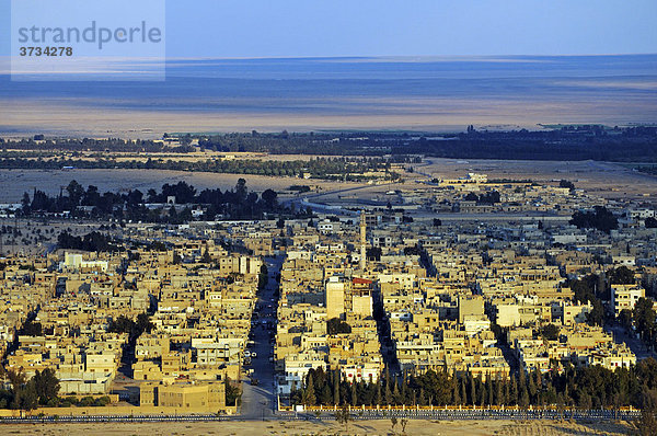 Blick von der Burg Qala'at Ibn Ma'n auf die Stadt Palmyra  Tadmur  Syrien  Asien